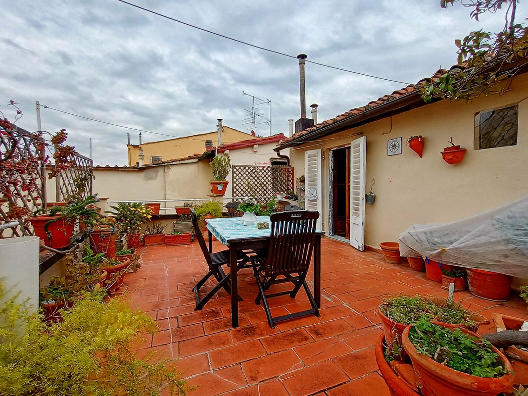 Luminoso sei vani con terrazza abitabile in Santo Spirito