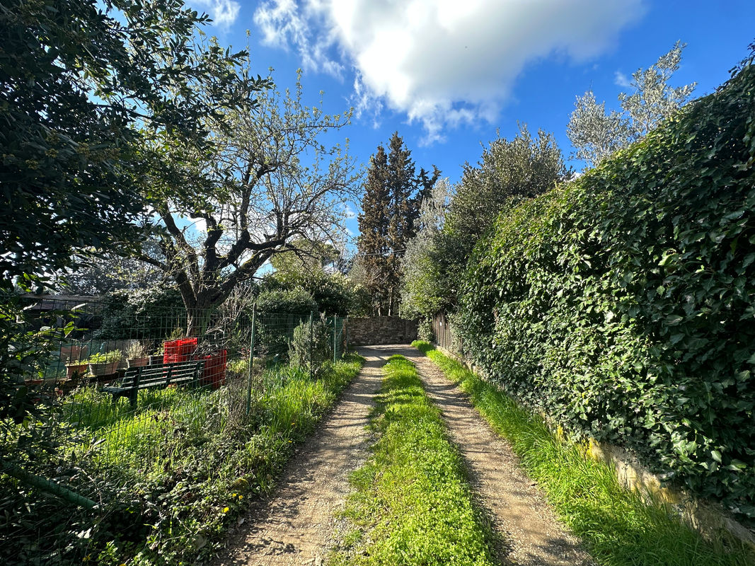 Tre vani con giardino e due posti auto.