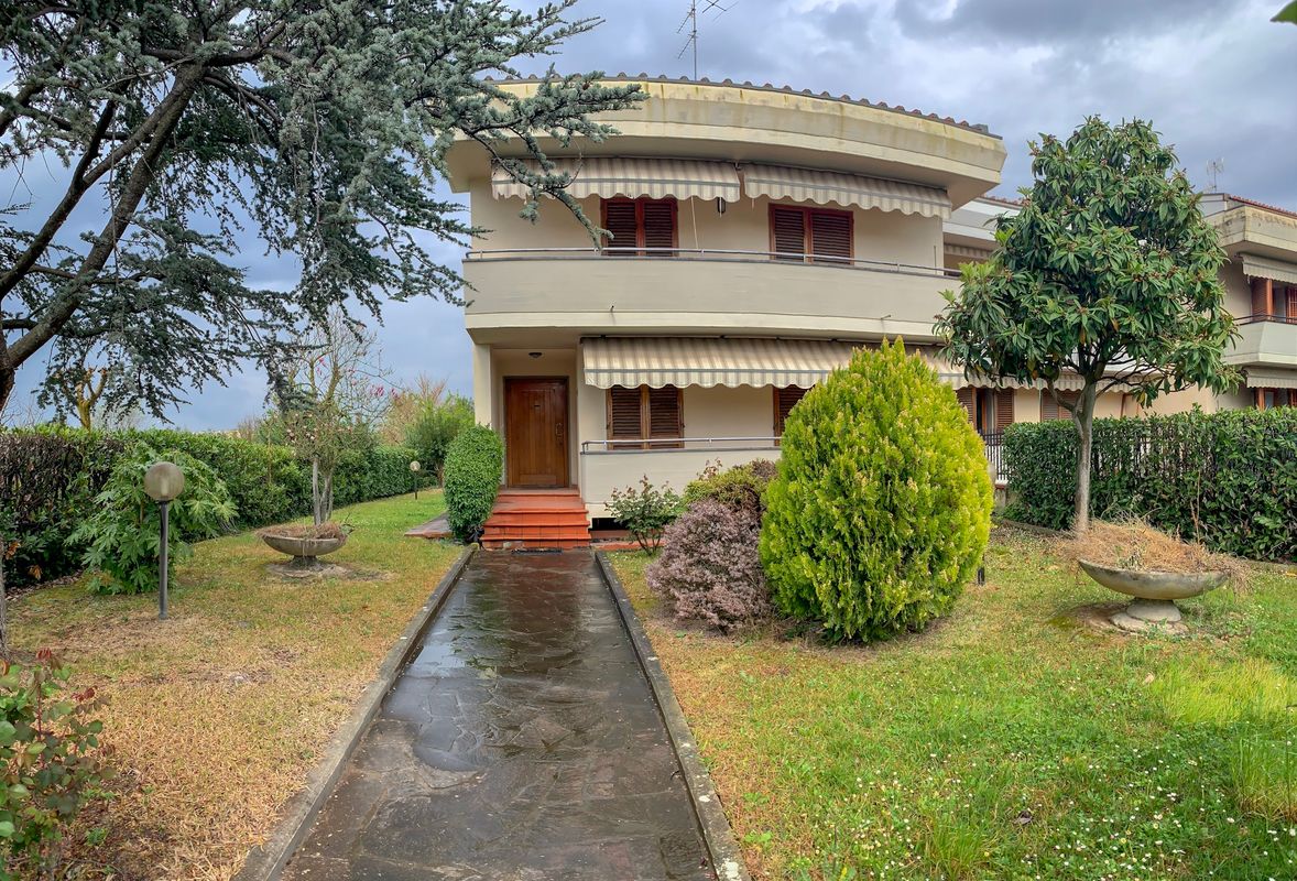 Villa a schiera con giardino di proprietà.