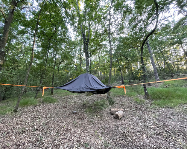 Yoga e notte in tenda sugli alberi