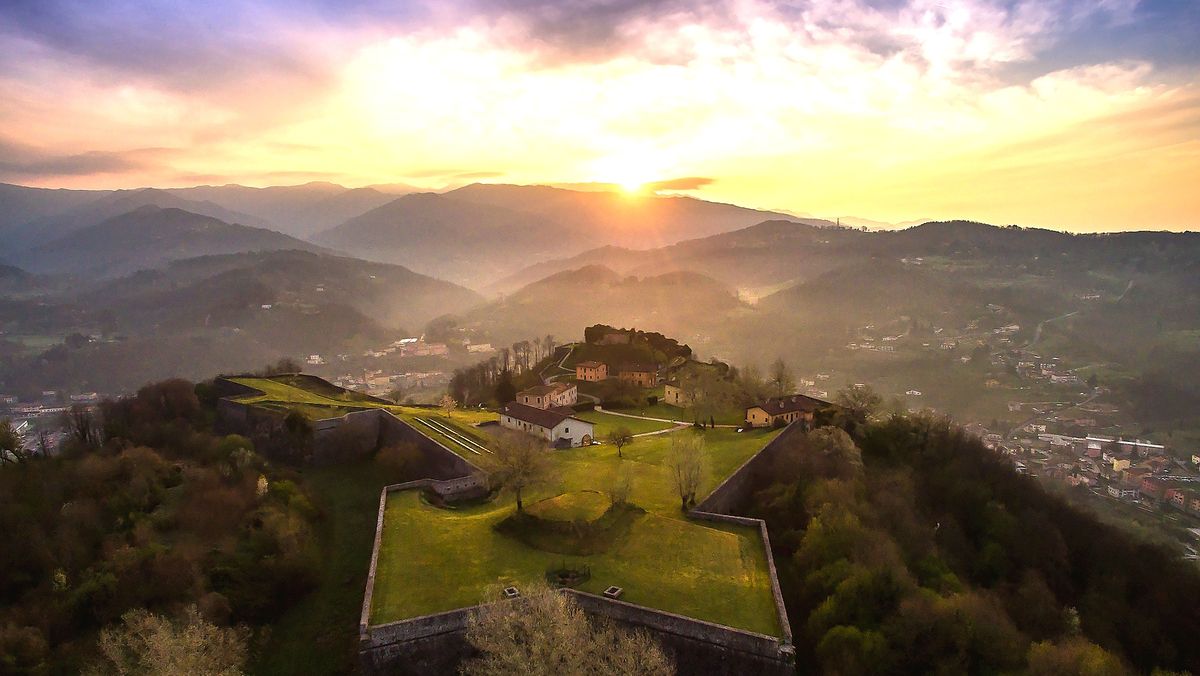 Trekking urbano: Castelnuovo e la Fortezza di Mont'Alfonso