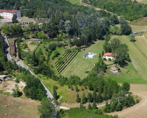 Ritiro yoga di 5 giorni in Toscana: Vinyasa Yoga & Sound Healing in un magico giardino botanico del XVIII secolo.