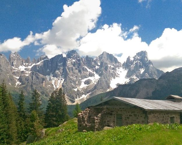 AI LAGHI DI LUSIA E MALGA BOCCHE VISTA SULLE PALE DI SAN MARTINO