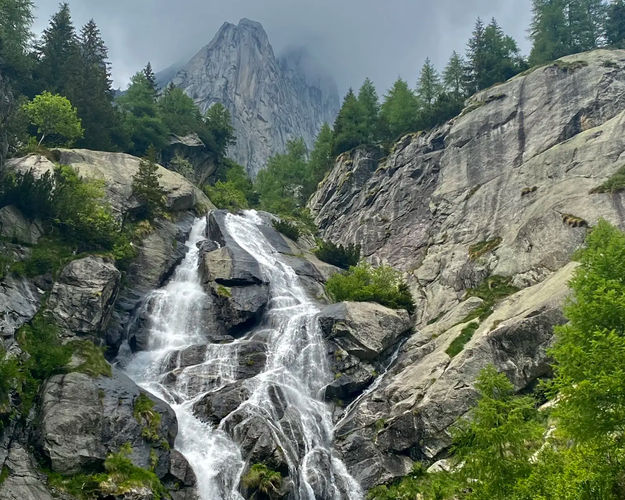 Alla scoperta della Val di Mello risalendo il torrente Masino