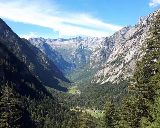 Alla scoperta della Val di Mello risalendo il torrente Masino