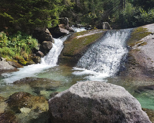 Alla scoperta della Val di Mello risalendo il torrente Masino