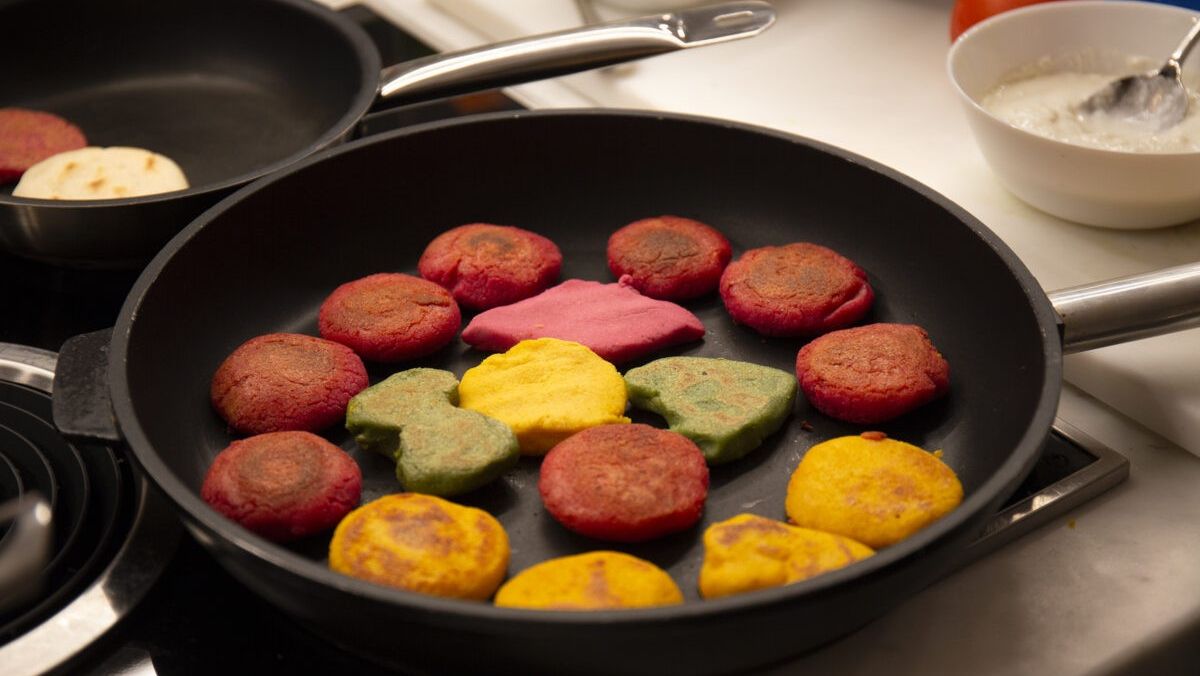 Arepas venezuelane colorate_Corso di cucina e cena