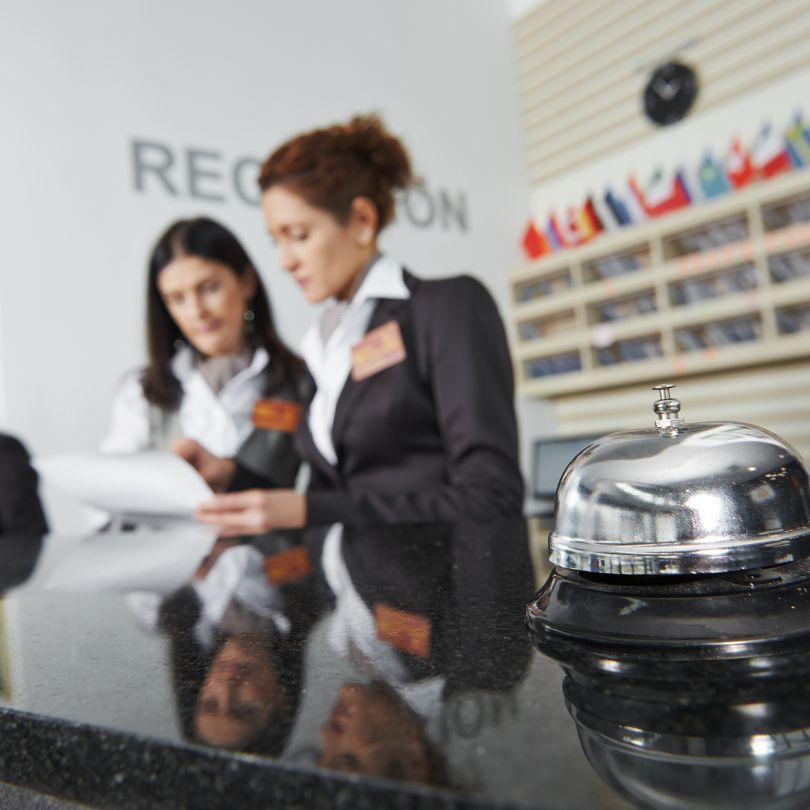 24/7 AI Receptionist Transforms Hotel Guest Experiences | newAIwave Blog