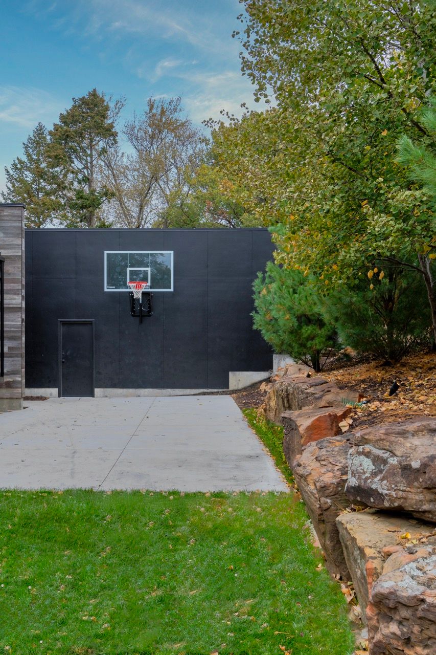 West Side Garage - Image 8