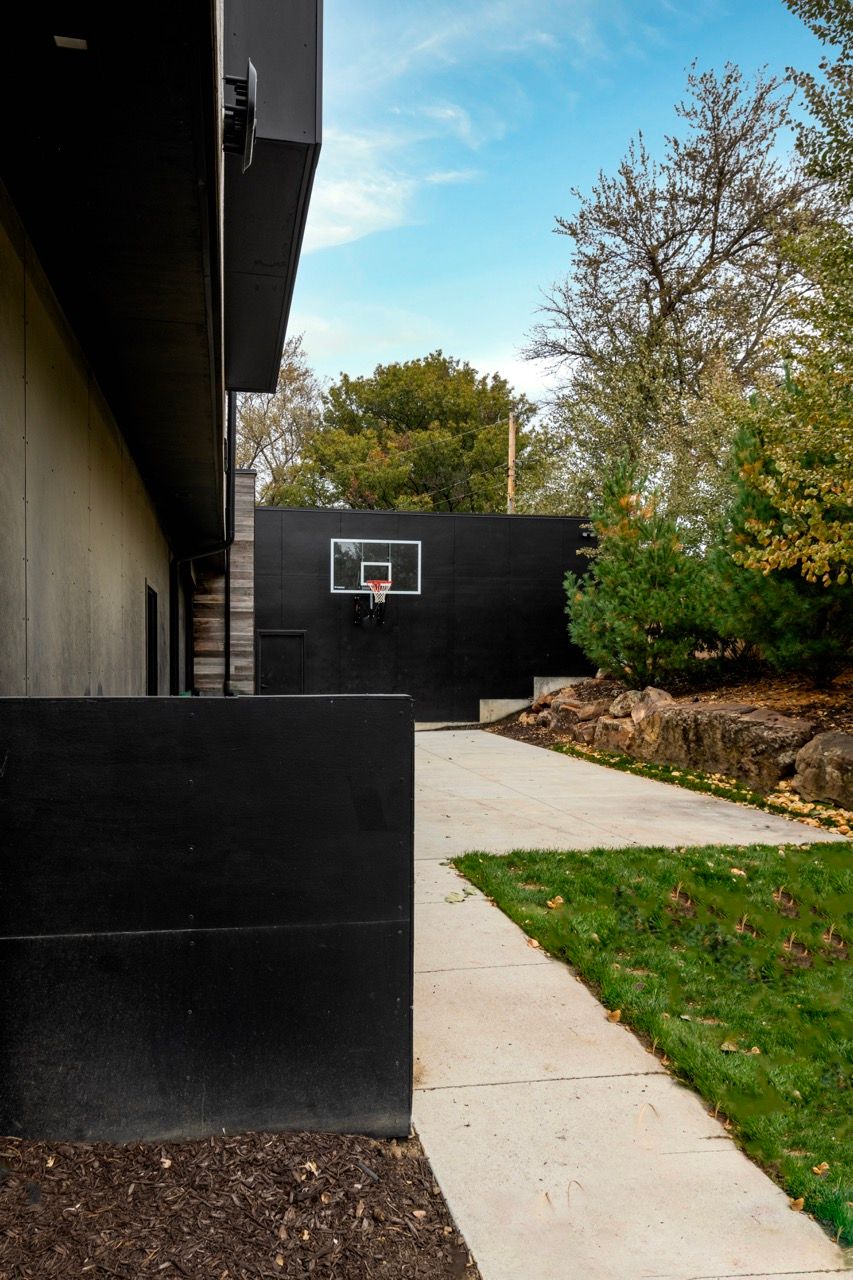 West Side Garage - Image 9