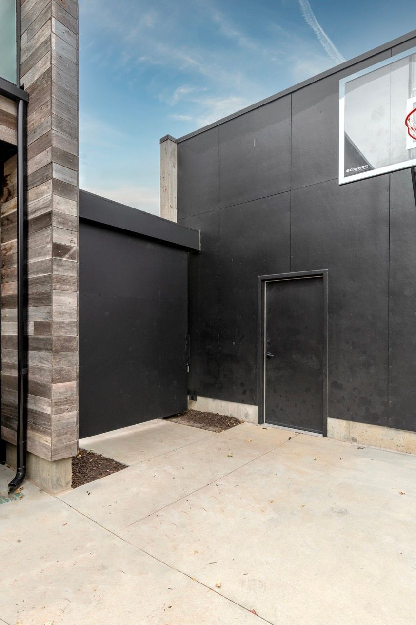 West Side Garage - Image 11