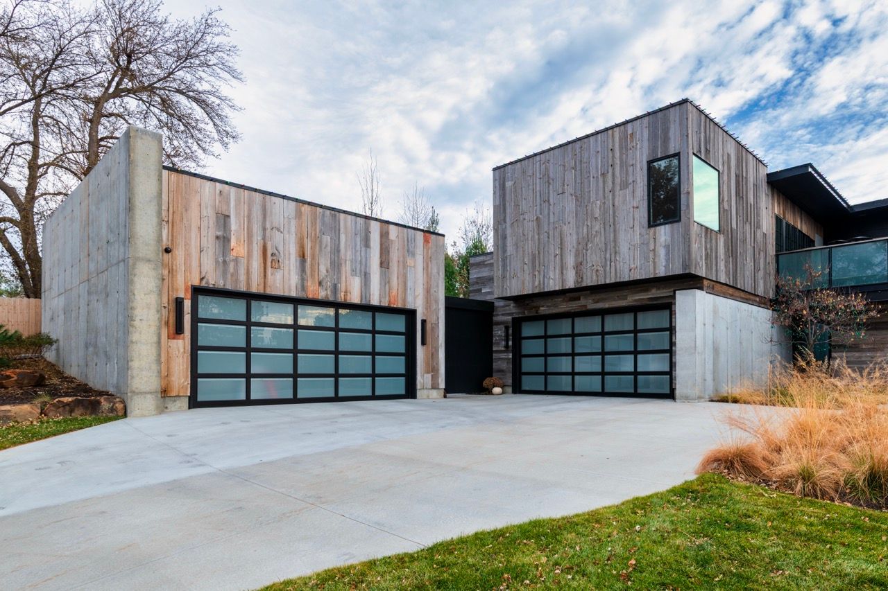 West Side Garage - Image 4