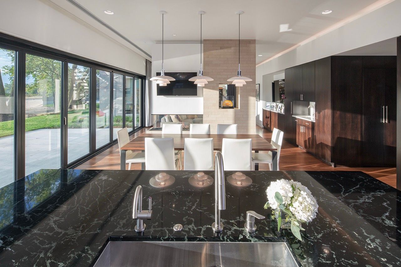 Modern Lake House - Image 11