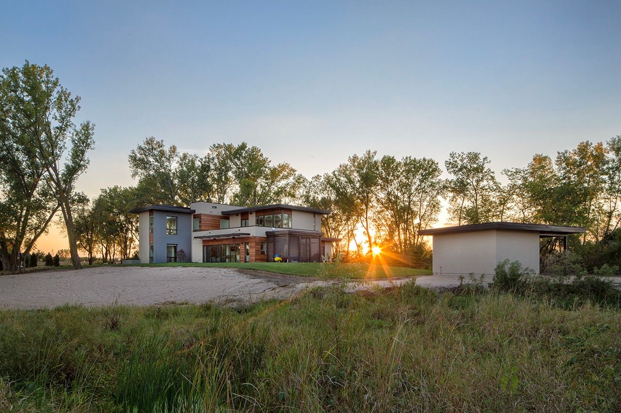 Modern Lake House - Image 40