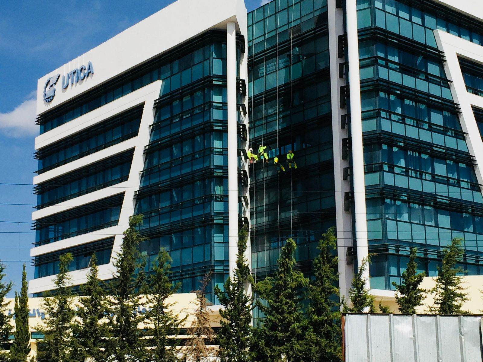 Cordiste certifié LAV GLASS réalisant un nettoyage de vitres en hauteur sur immeuble moderne en Tunisie