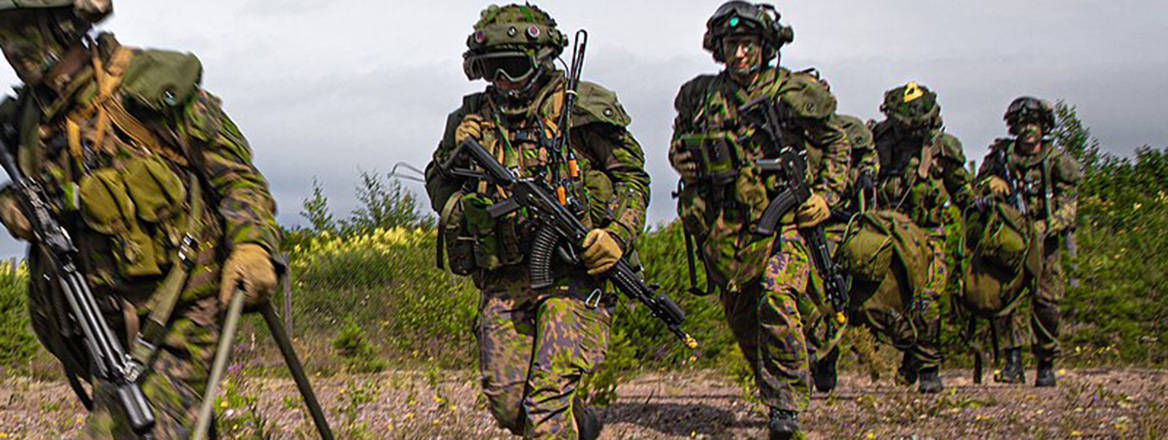 Finnish soldiers with the Satakunta Jaeger Battalion conduct a multinational hot and cold load training in preparation for exercise Vigilant Fox held at Niinisalo, Finland, July 25, 2022.