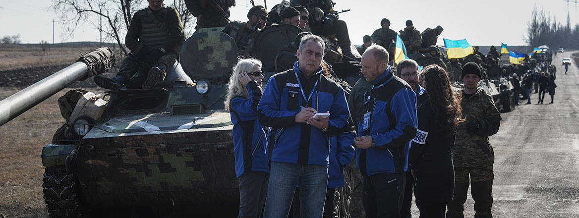 On the ground: OSCE SMM monitoring the movement of heavy weaponry in eastern Ukraine. Image: OSCE Special Monitoring Mission to Ukraine / Wikimedia Commons / CC BY 2.0