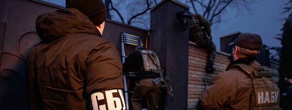 Law enforcement officers scale a wall using ladders as NABU, SAPO and SSU serve suspicion notices to former MP and his business partner for oil products embezzlement causing UAH 1 billion of state losses.