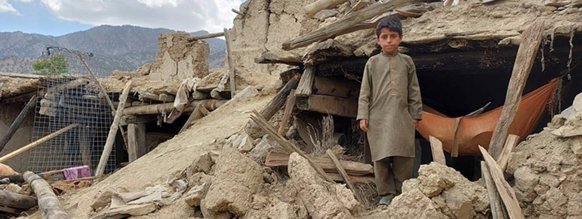 In dire need: a survivor stands amid the ruins of a building after an earthquake in Afghanistan in June 2022. Image: Tasnim / Wikimedia Commons / CC BY 4.0