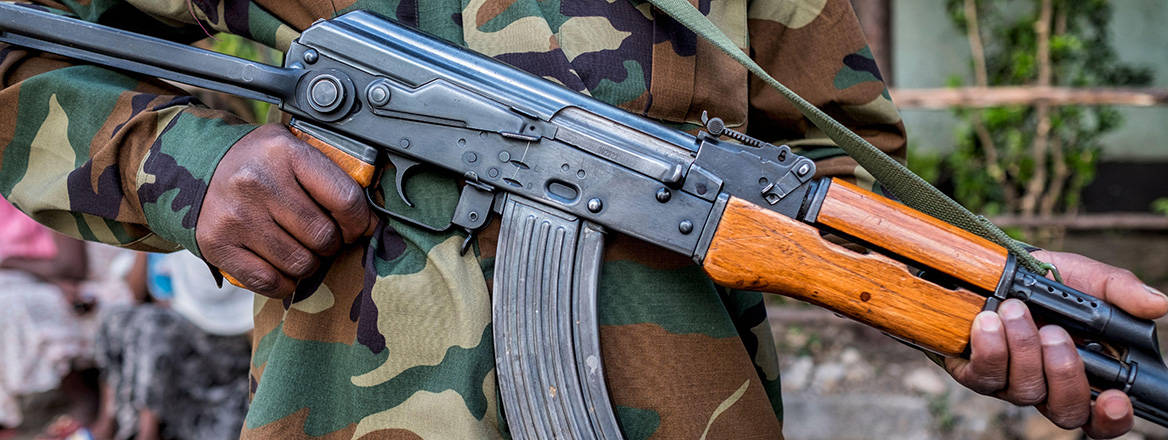 Weapons poised: a soldier guards a refugee camp near Bahir Dar in Ethiopia's Amhara region. Image: Erberto Zani / Alamy