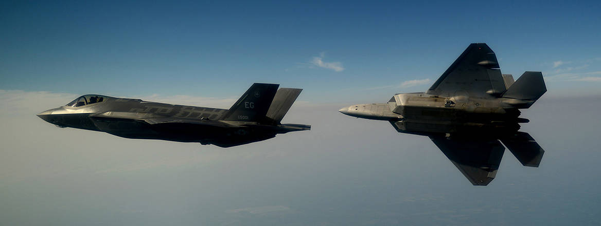 A US Air Force F-35A Lightning II joint strike fighter and an F-22A Raptor. Courtesy of US Air Force / Wikimedia Commons