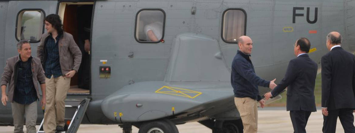 Francois Hollande greeting off helicopter