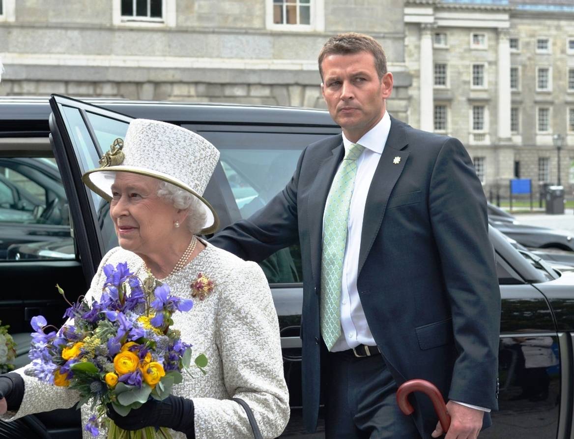 garda_special_branch_bodyguard_queen_elizabeth.jpg