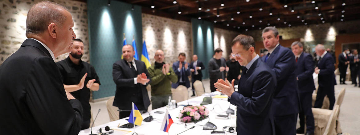 False start: Russian and Ukrainian negotiators meet for face-to-face talks in Istanbul on 29 March 2022. Image: Turkish Presidential Palace / Alamy