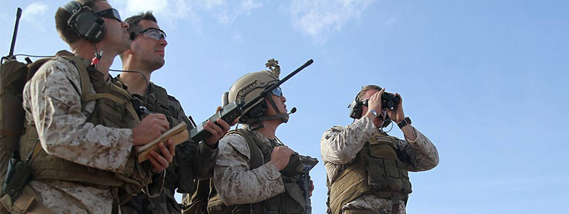 Joint terminal attack controllers from the 24th Marine Expeditionary Unit’s Maritime Raid Force and French service members observe a designated target area during a bilateral close air support training exercise in Djibouti, 4 February 2015