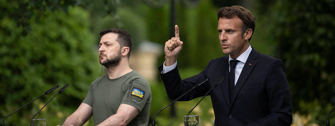 Middle way: French President Emmanuel Macron and Ukrainian President Volodymyr Zelensky during a joint press conference in Kyiv, Ukraine on 16 June 2022. Image: Abaca Press / Alamy