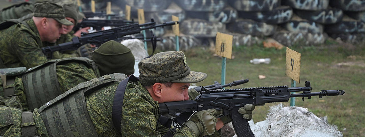 Throwing everything in: newly mobilised reservists training in Rostov region, Russia. Image: Reuters / Alamy