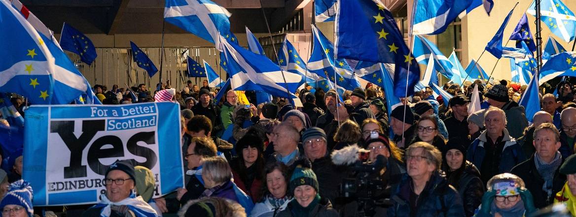 People at a rally with banners and flags in support of Scottish independence
