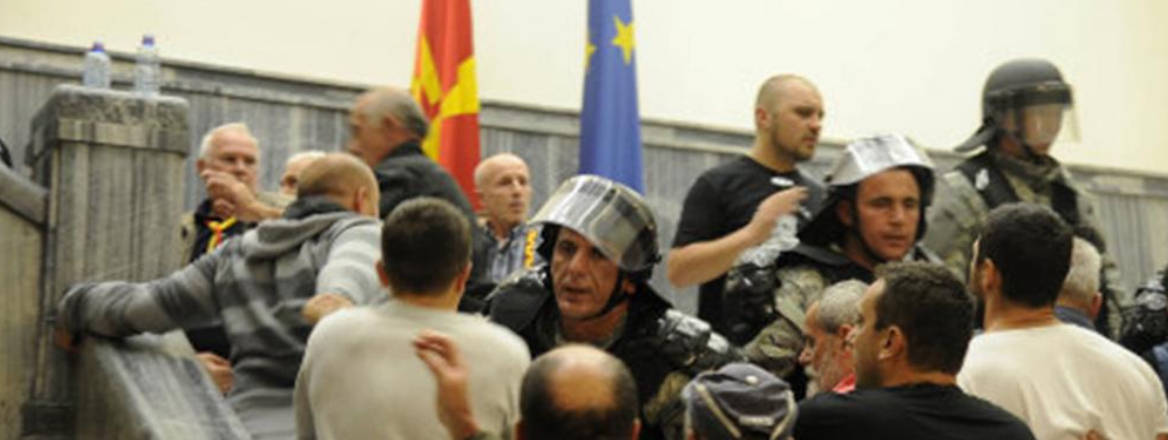 Protesters tussle with riot police in FYROM’s parliament