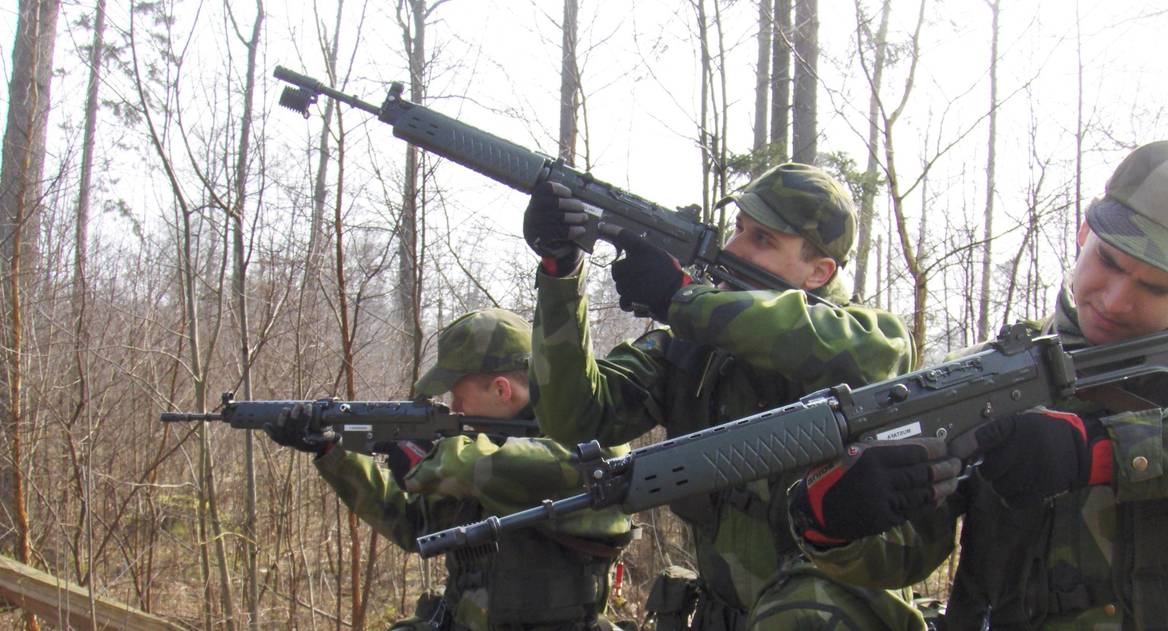 swedish_soldiers_aiming_conscripts_edited_flipped.jpg