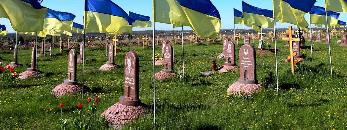 Maintaining dignity for the dead. A Ukrainian military cemetery in Dnipro, May 2022. Image: rospoint / Alamy Stock Photo