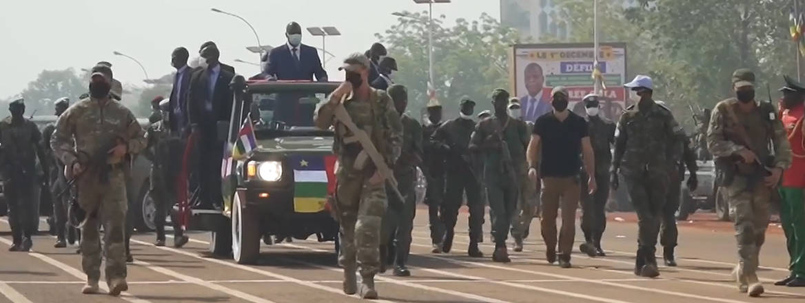 Men in masks: Russian mercenaries provide security for a convoy of the president of the Central African Republic. Image: Voice of America / Wikimedia Commons