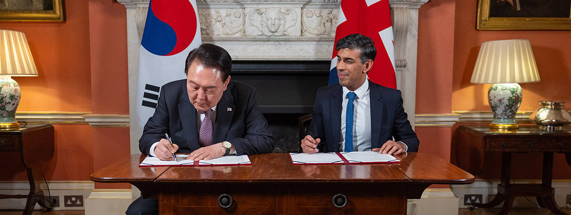 Cementing ties: South Korean President Yoon Suk-yeol and UK Prime Minister Rishi Sunak sign the Downing Street Accord in November 2023