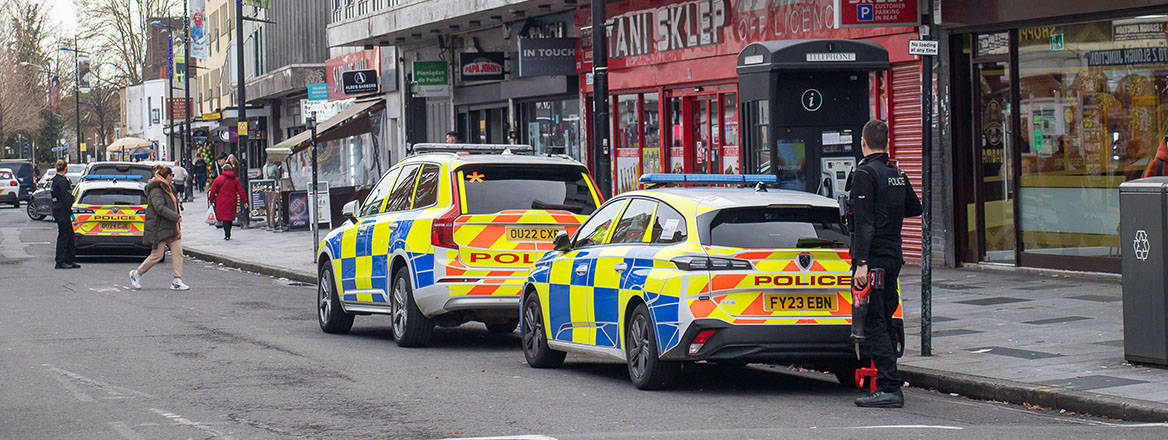 Thames Valley Police on a raid in Slough High Street, Slough, UK. 6th December, 2024.