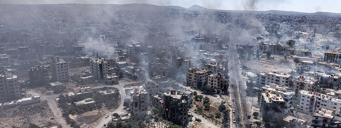 An aerial view shows the city of As Suweida, with smoke rising from burning houses amid clashes between tribal fighters and local Druze factions in southern Syria, 19 July, 2025
