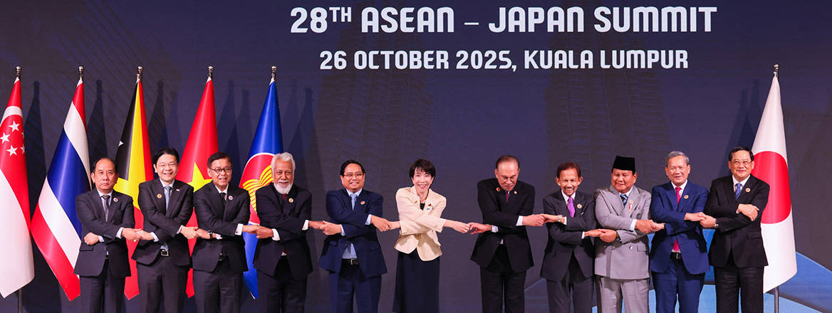 Japanese Prime Minister Sanae Takaichi and other countries’ leaders at the 28th ASEAN–Japan summit held in Kuala Lumpur, Malaysia, 26 October 2025. Courtesy of Japan Cabinet Secretariat/Wikimedia Commons.