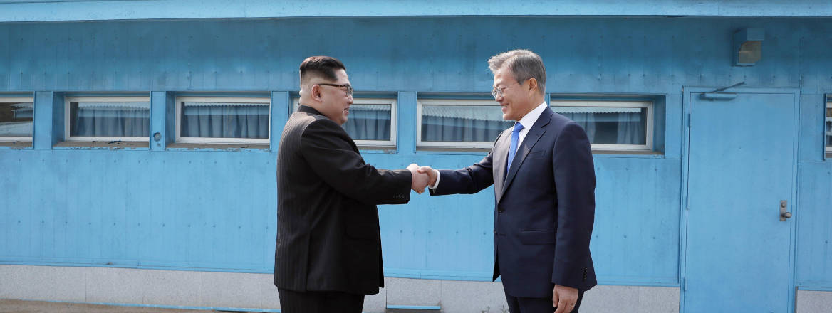 South Korean President Moon Jae-in (right) and North Korea's Kim Jong-un shake hands
