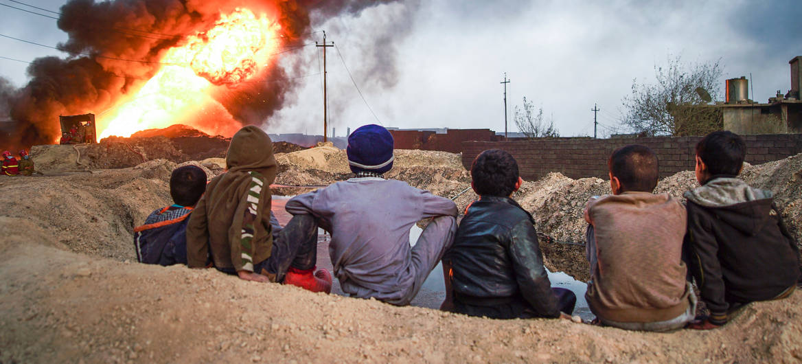 local_boys_observing_cityscape_of_qayyarah_town_on_fire.the_mosul_district_northern_iraq_western_asia._09_november_2016.jpg
