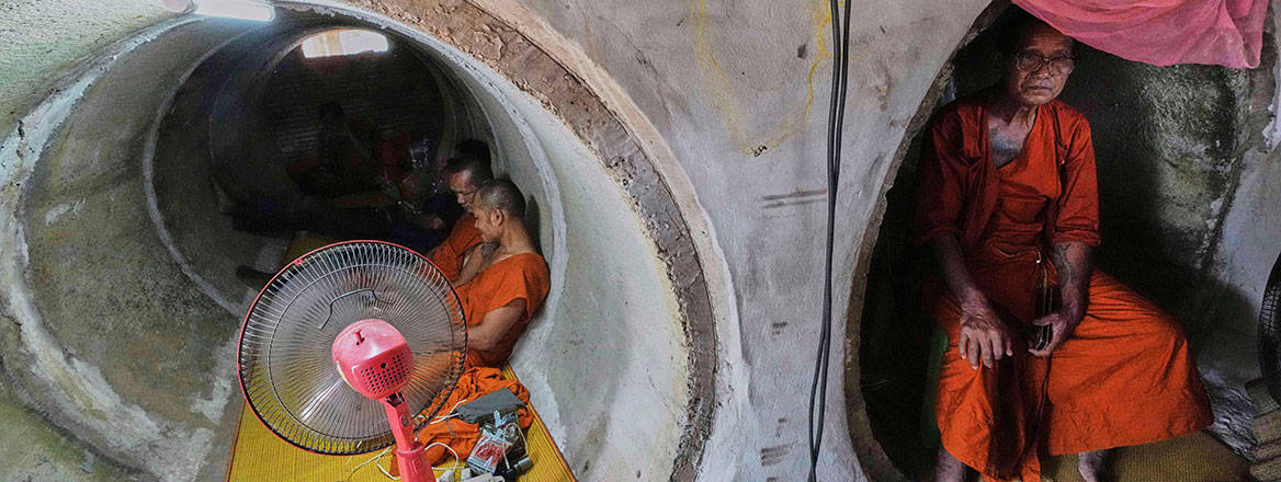 Violent skirmishes: monks and residents who fled clashes between Thai and Cambodian soldiers, take shelter in Surin province, Thailand, 26 July 2025. Image: Sakchai Lalit / AP Photo / Alamy