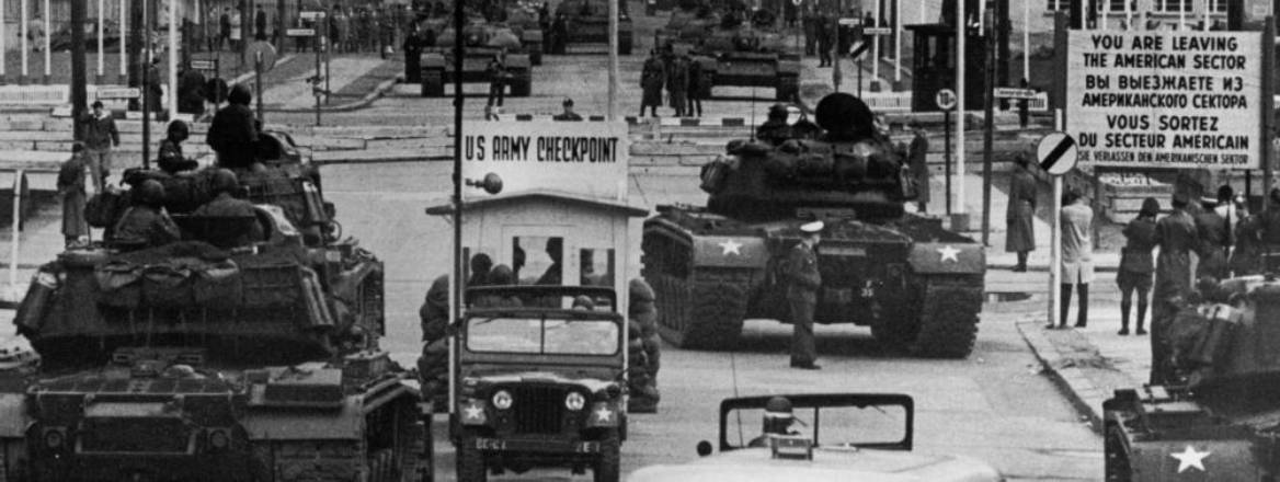 US army tanks facing Soviet Union tanks