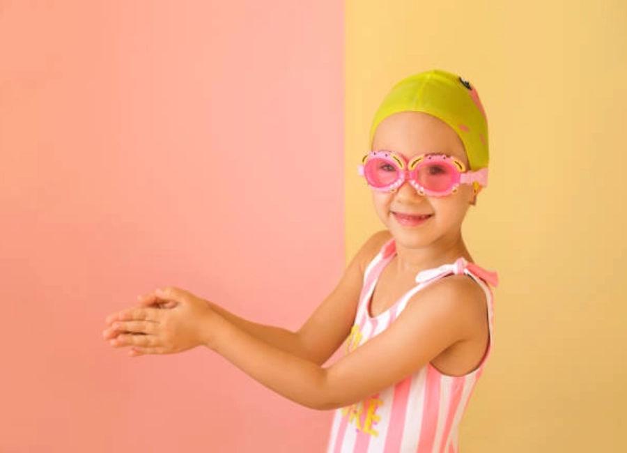 HELPING CHILDREN PUT ON THEIR SILICONE SWIMCAP