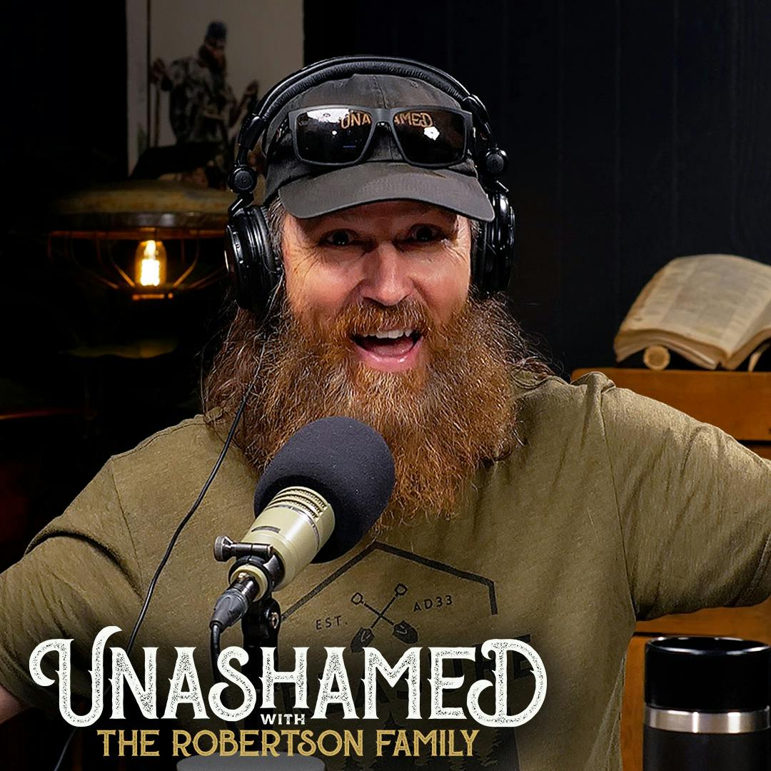 Ep 1293 | Jase Causes a Scene Pulling a Live Bug from a Lady Stranger’s Hair & We All Need a Hero