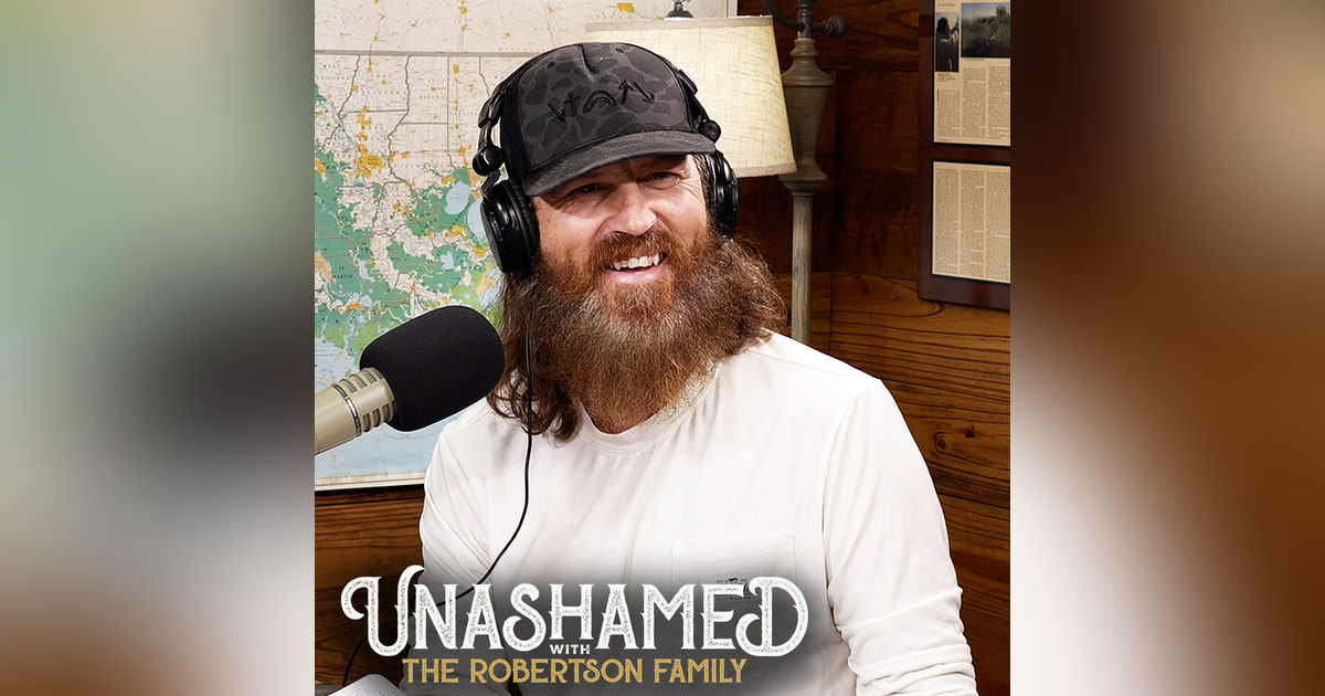 Ep 976 | Jase Unwittingly Gives His Landscapers Quite a Show & Makes Friends with a Bug Lady