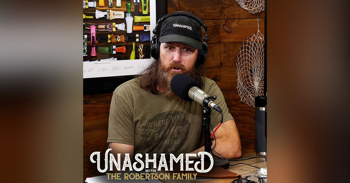 Ep 914 | Phil’s Wild-Eyed, Barefoot Run from the Law & Jase Is Accused of Turning into Si