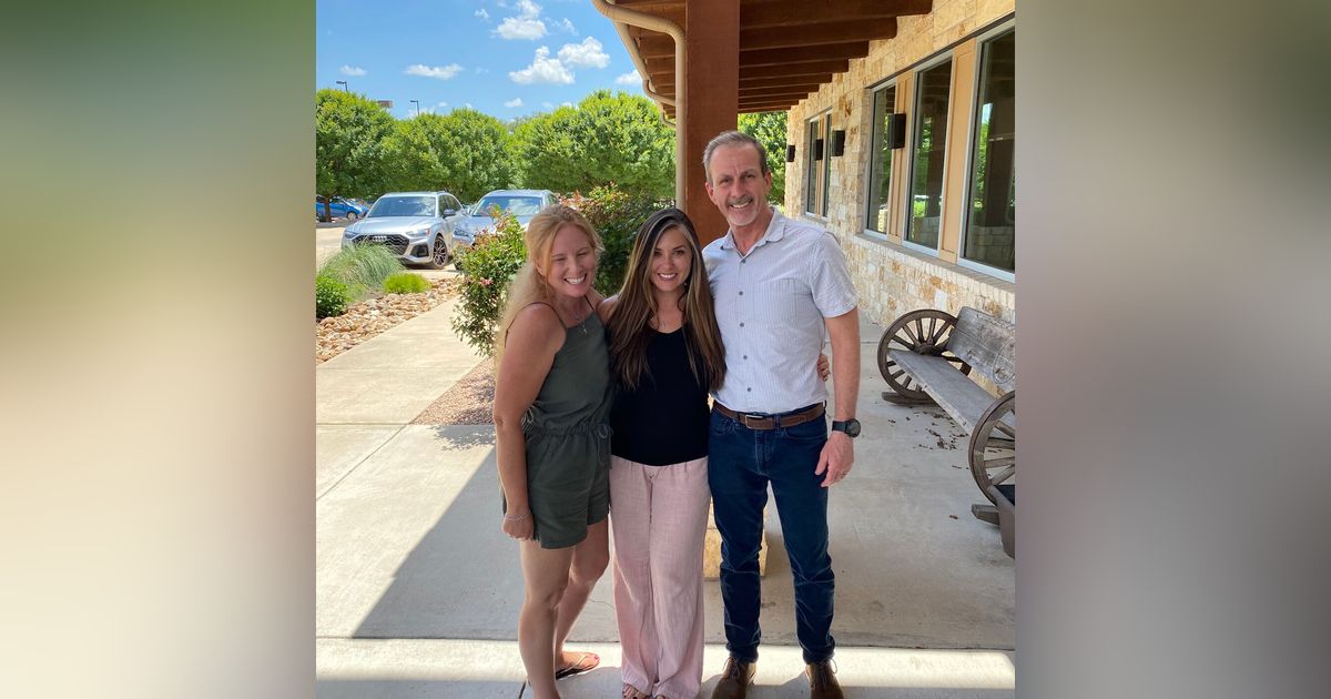 Ep.26 Suitcase Living and Coca Candy (April Miller moved to Panama in 2021)