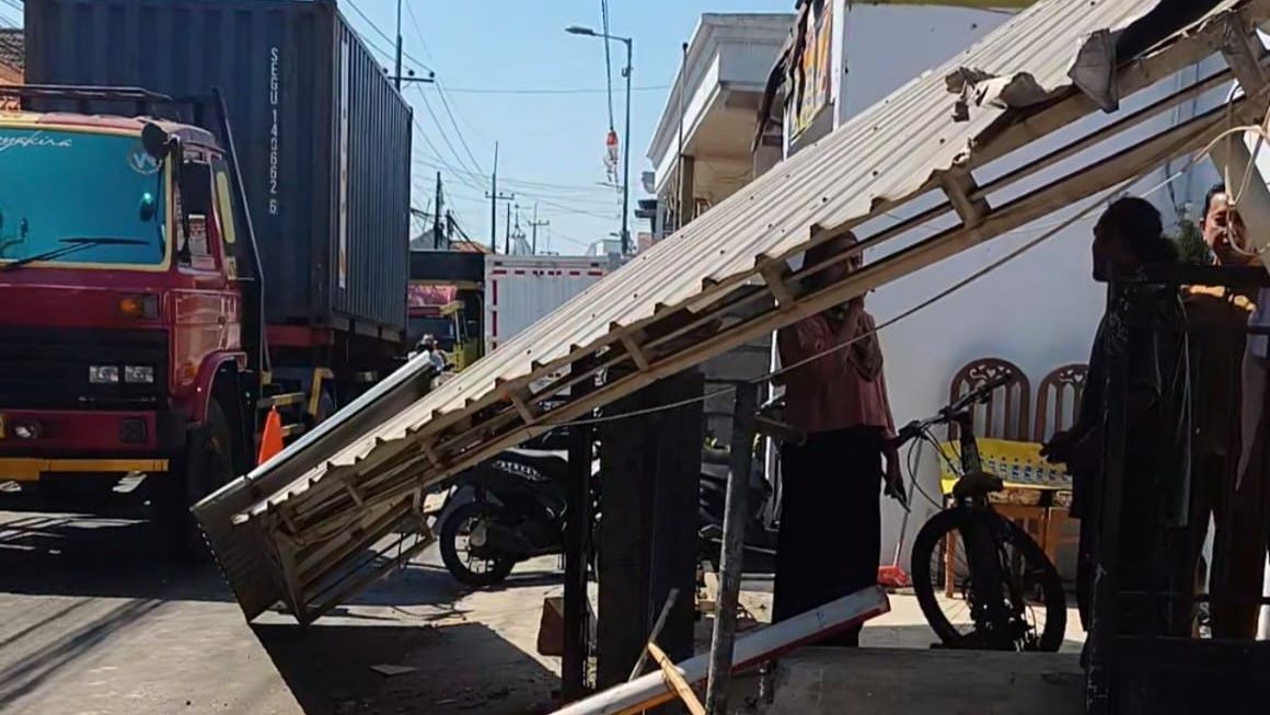RUMAH WARGA KARANGBONG ROBOH TERSENGGOL TRUK TRELER